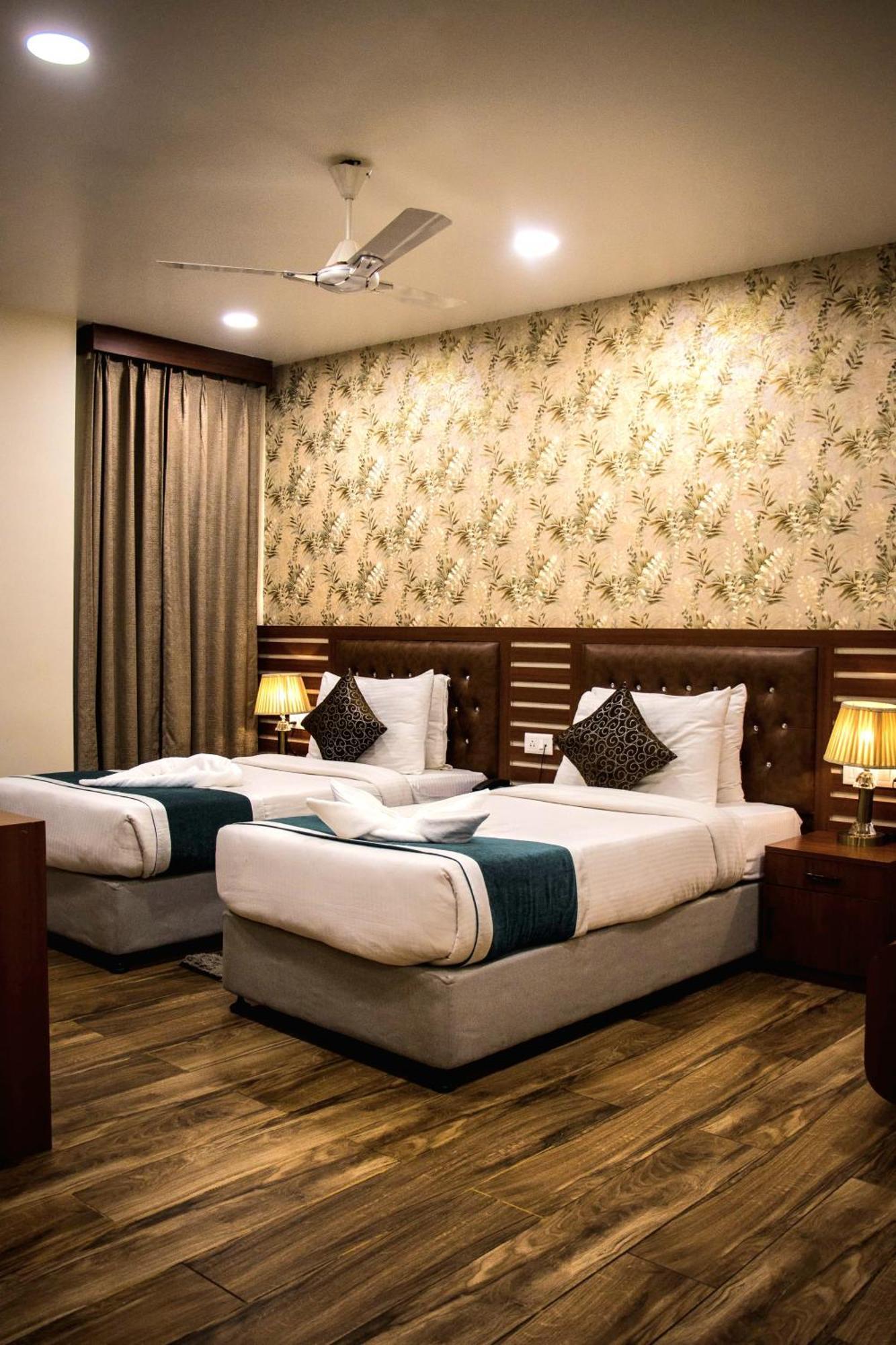 Hotel Sidh Vedantha Патна Екстериор снимка